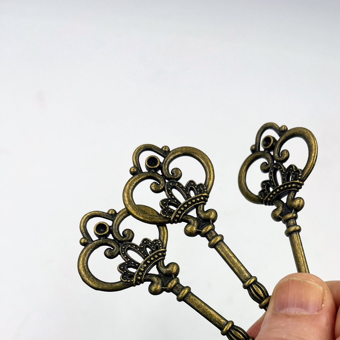 Bronze Antique Keys for decor or craft (set of 4)