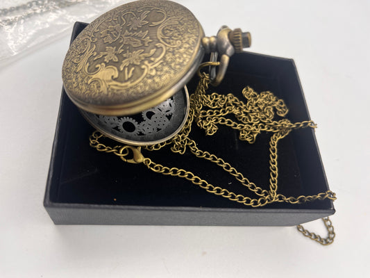 🕰️ Mechanical vs. Quartz: Which Steampunk Pocket Watch Suits Your Style?