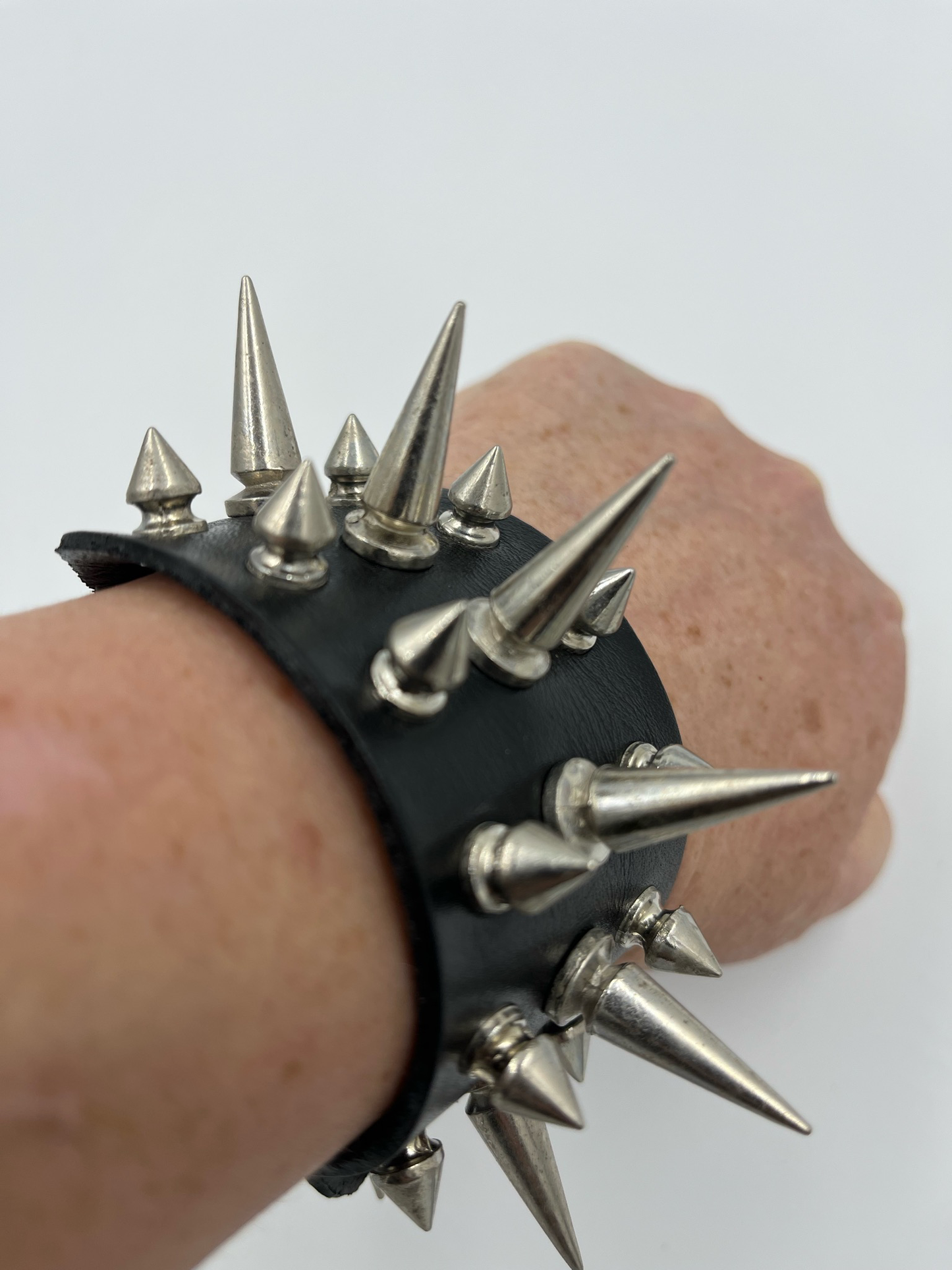 Punk Rock Armband With Metal Spikes. - Steampunkgearsa