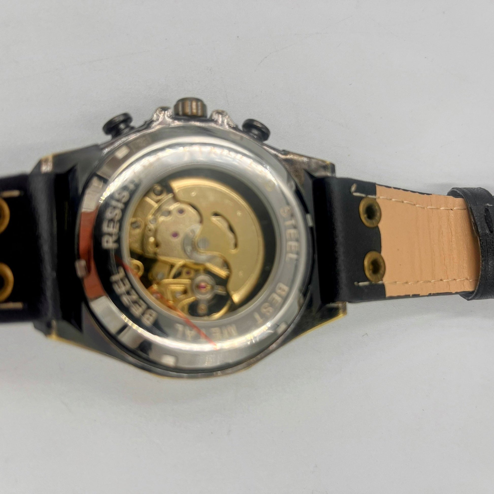 Luxurious Steampunk wristwatch with leather band and me hanical movement